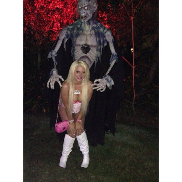 Как веселятся на вечеринке Playboy Halloween Party