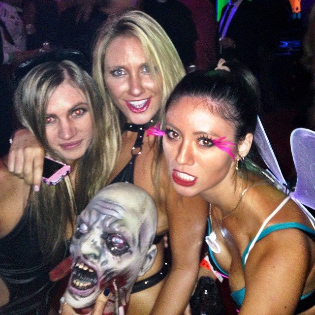Как веселятся на вечеринке Playboy Halloween Party