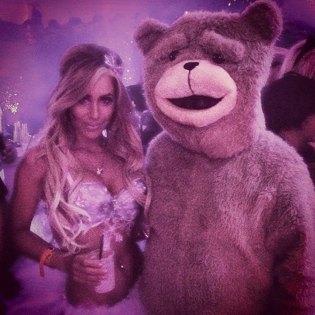 Как веселятся на вечеринке Playboy Halloween Party