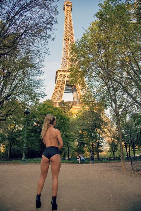 «Мисс бразильская попка» провела интимный фотосет близ Эйфелевой башни (эротика)