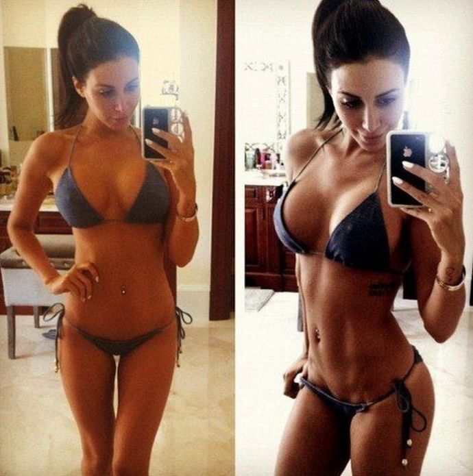 Девушки фотографируют свое отражение в зеркале