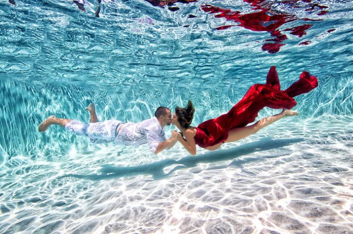 Красивая подводная фотосессия с беременными девушками