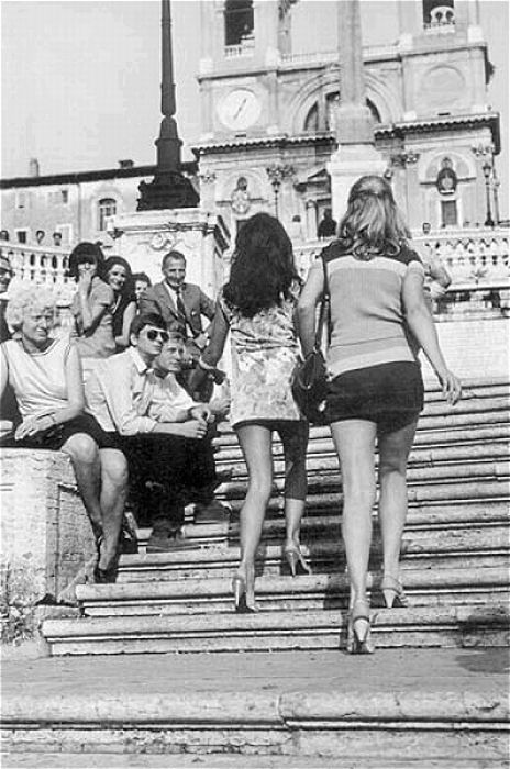 Ретро фотографии девушек в мини-юбках