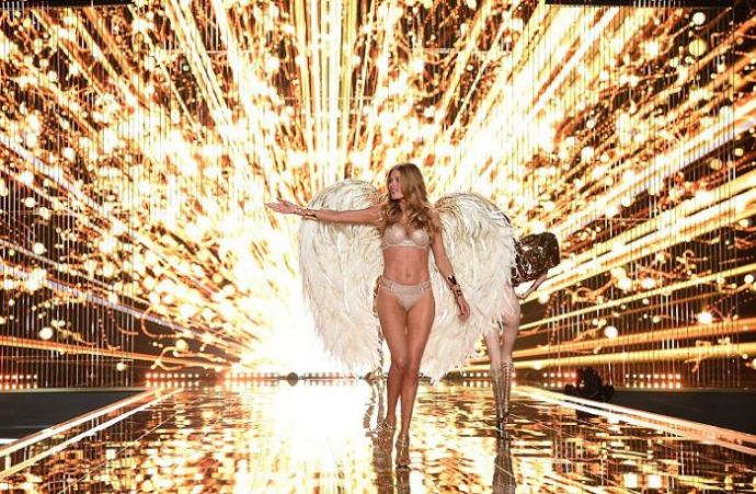 В Лондоне прошёл показ белья Victoria's Secret