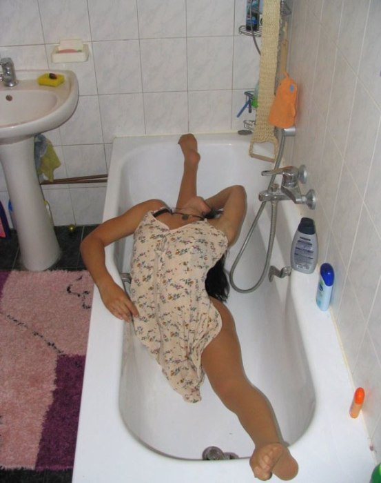 Девушка устроила акробатический фотосет в собственной квартире