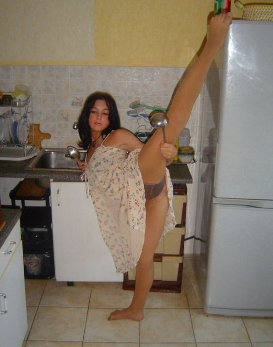 Девушка устроила акробатический фотосет в собственной квартире