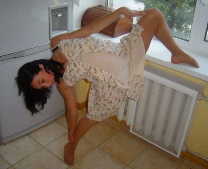 Девушка устроила акробатический фотосет в собственной квартире