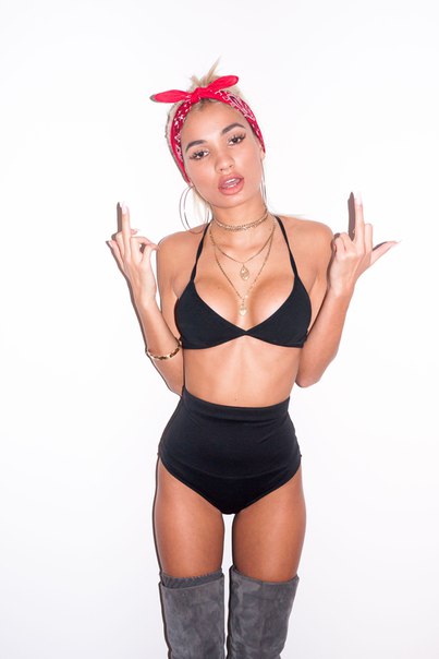 Певица Пиа Миа Перез (Pia Mia Perez) в фотосессии Терри Ричардсона