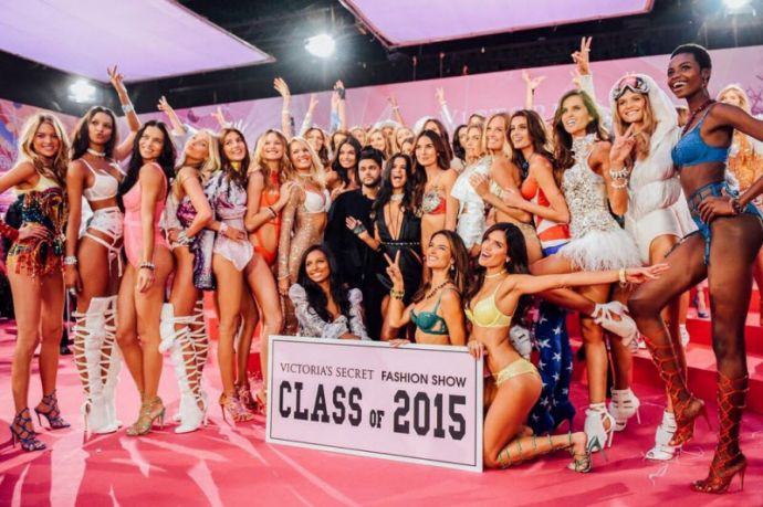 Куча девчат на шоу VICTORIA’S SECRET