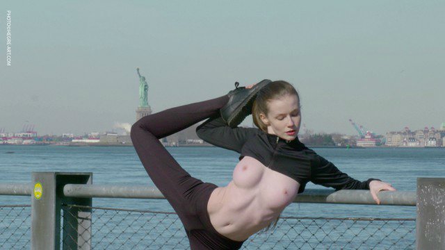 Emily Bloom. Свободу сиськам!