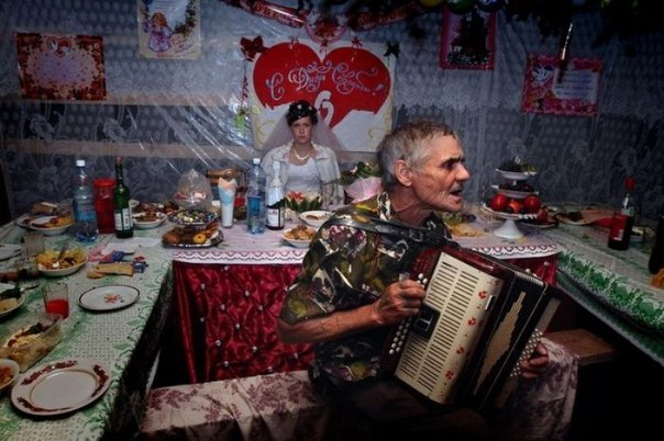 Непередаваемый антураж русских свадеб.