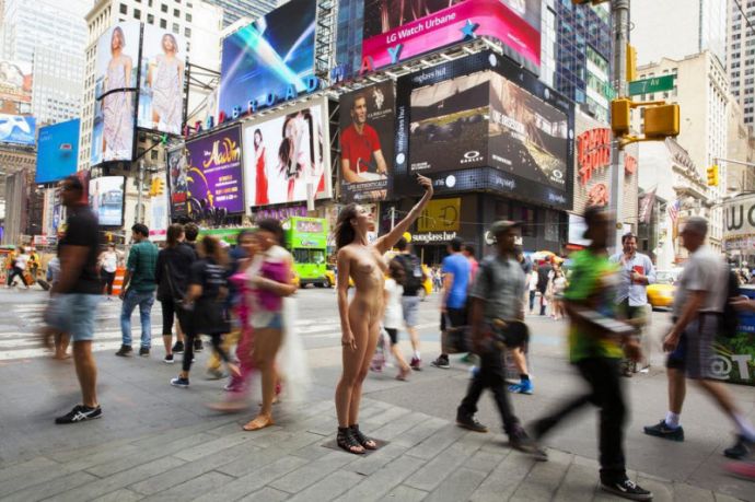 Фотоэкскурсия в стриптиз-клуб «Virgins»