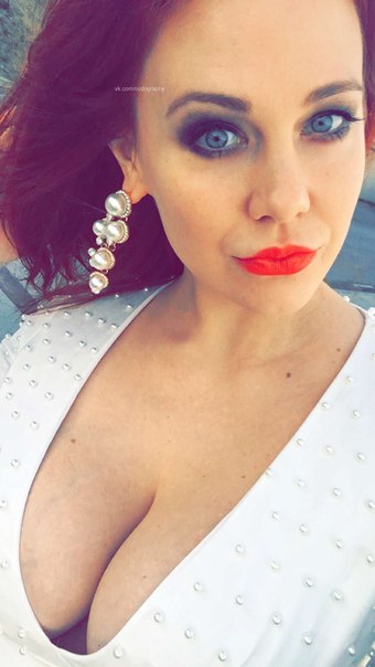 Мейтленд Уорд (Maitland Ward) в белом платье