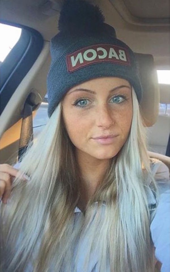 Модницы в шапках