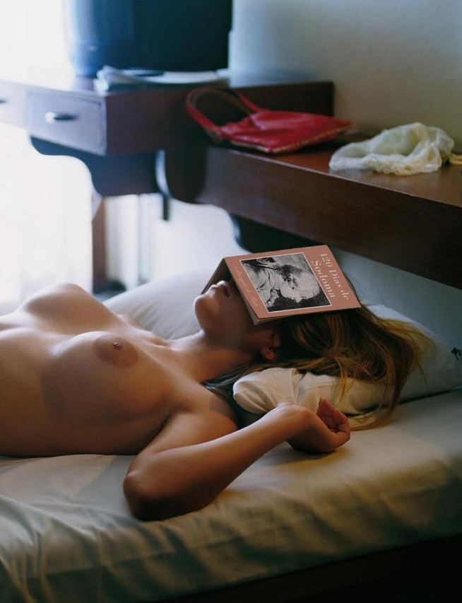 Обнажённые читальщицы за книгами