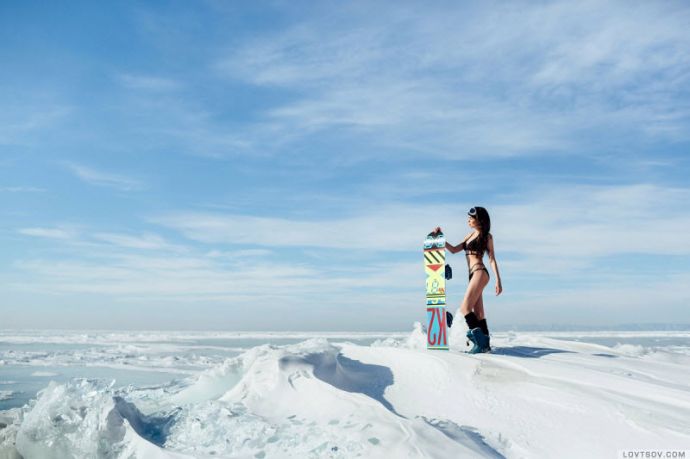 На Байкале устроили вечеринку в купальниках при температуре -20°С