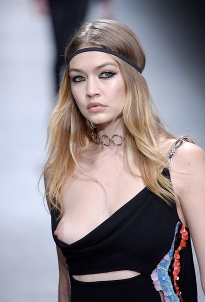 Джиджи Хадид (Gigi Hadid) с голой грудью на показе Versace в Милане