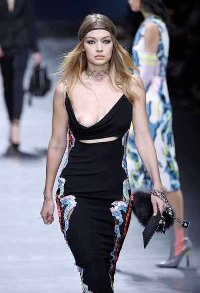 Джиджи Хадид (Gigi Hadid) с голой грудью на показе Versace в Милане