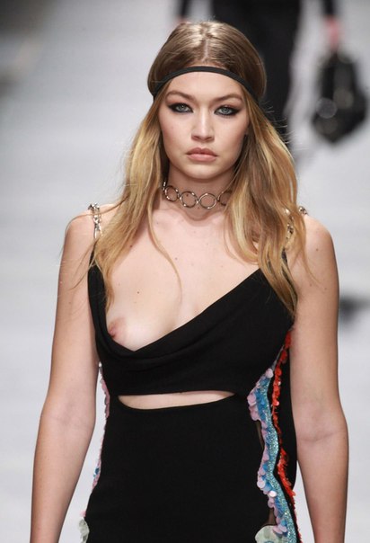 Джиджи Хадид (Gigi Hadid) с голой грудью на показе Versace в Милане