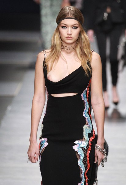 Джиджи Хадид (Gigi Hadid) с голой грудью на показе Versace в Милане