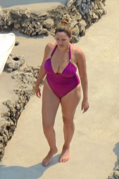 Келли Брук (Kelly Brook) в фиолетовом купальнике на Капри