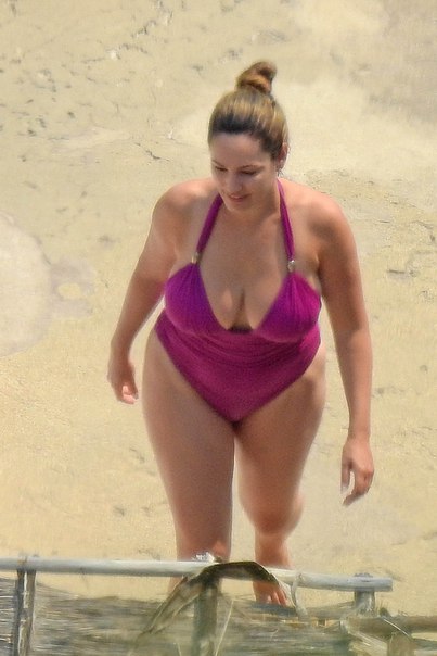 Келли Брук (Kelly Brook) в фиолетовом купальнике на Капри