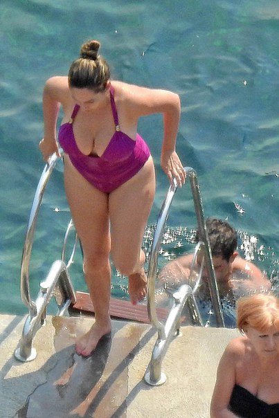 Келли Брук (Kelly Brook) в фиолетовом купальнике на Капри