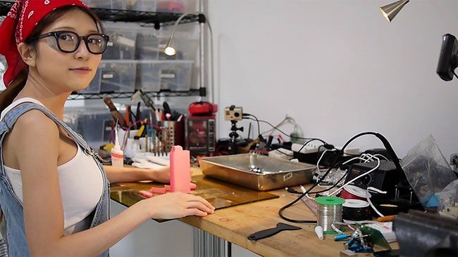 Китайская любительница высоких технологий
