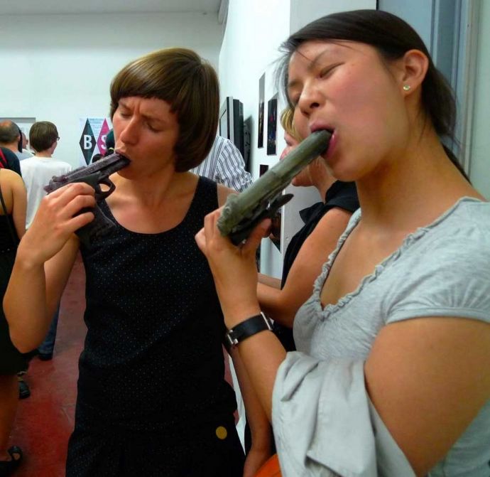Сексапильные тёлочки сосут леденец эротично