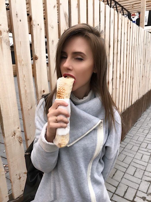 На это можно смотреть вечно – девушки и шаурма