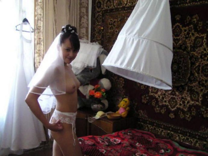 Симпатичные невесты, которые демонстрируют свои прелести