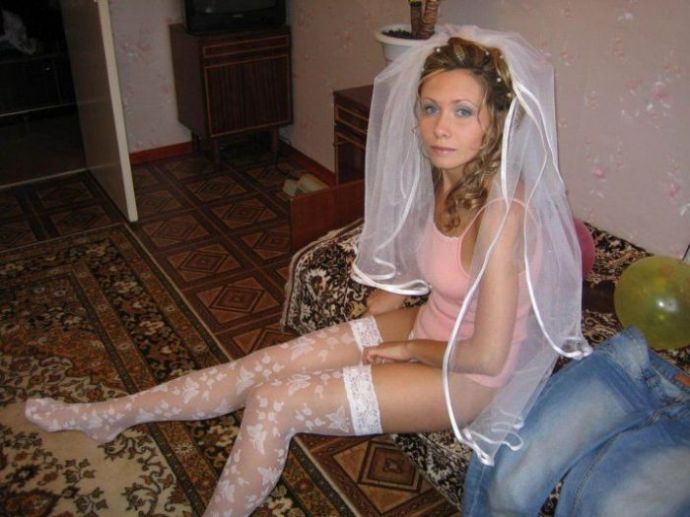 Симпатичные невесты, которые демонстрируют свои прелести