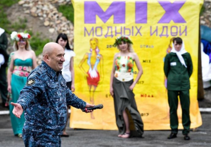 Показ мод в женской колонии с зэчками в роли моделей
