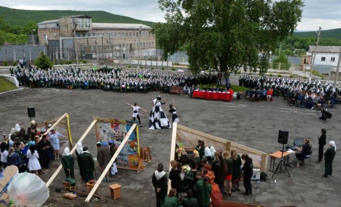 Показ мод в женской колонии с зэчками в роли моделей
