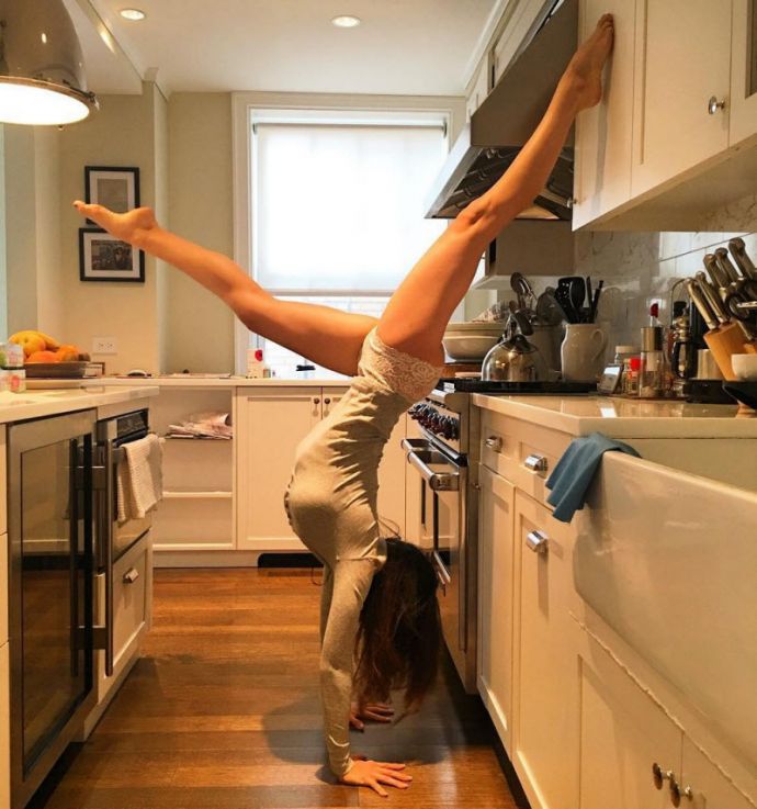 Спортивные девушки с хорошей растяжкой