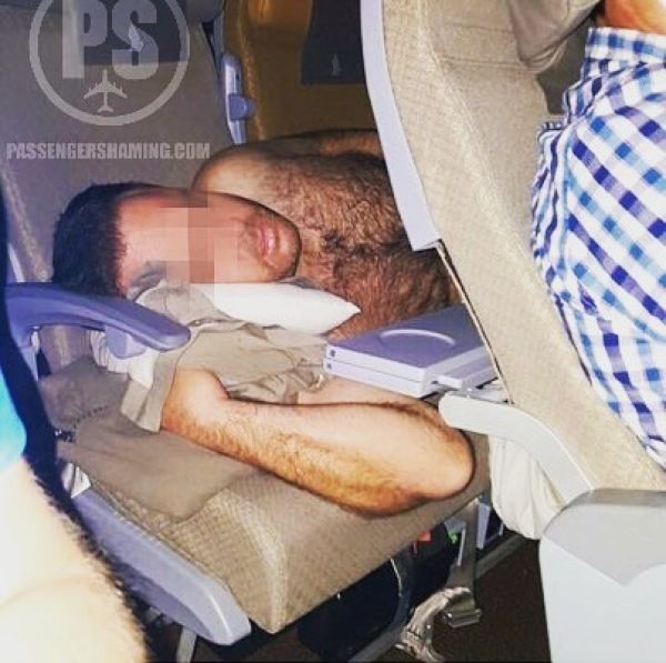 Уволенная стюардесса делится фотками мерзких пассажиров