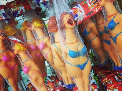 Приколы и маразмы в магазинах: странные и жуткие игрушки