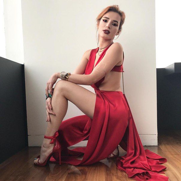 Белла Торн в красном платье на премии GQ - Instagram