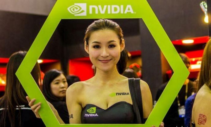 Девушки на выставке Computex 2021