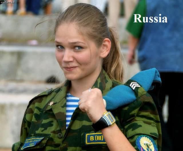 Девушки в военной форме в разных странах