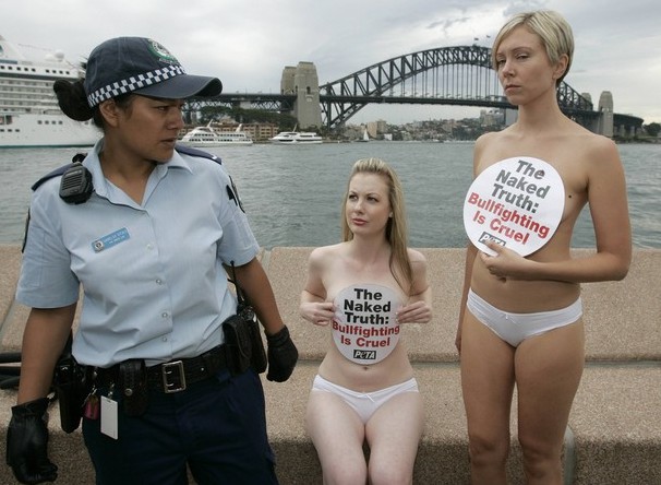 Голый протест PETA