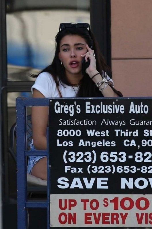 Фото: американская певица Madison Beer в коротеньких шортах