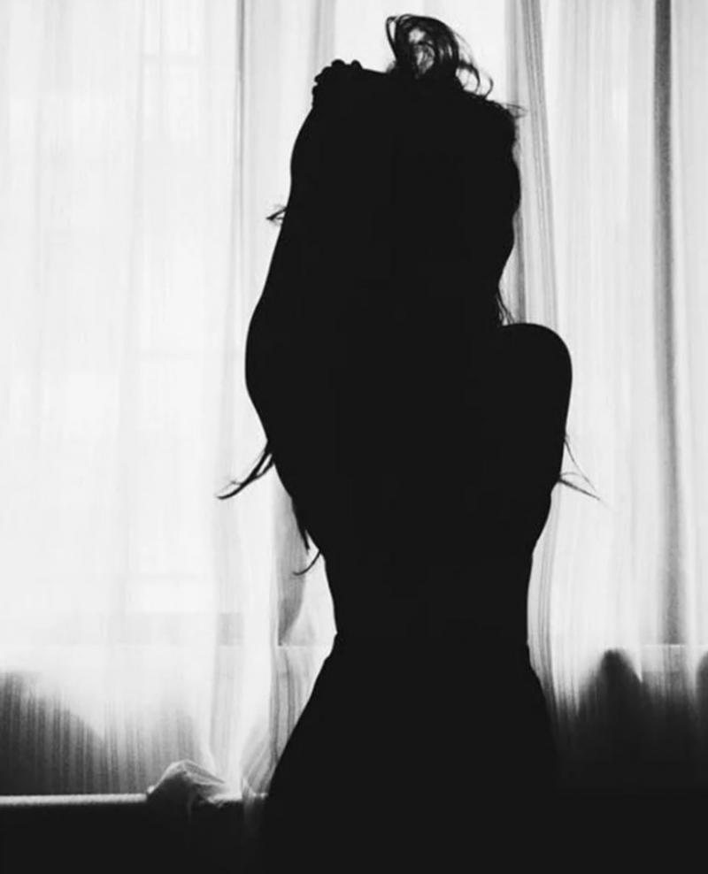 Тень девушки со спины