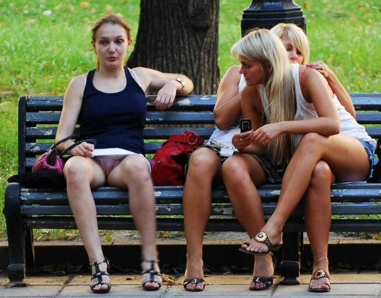 Фото: Девушки сверкают труселями