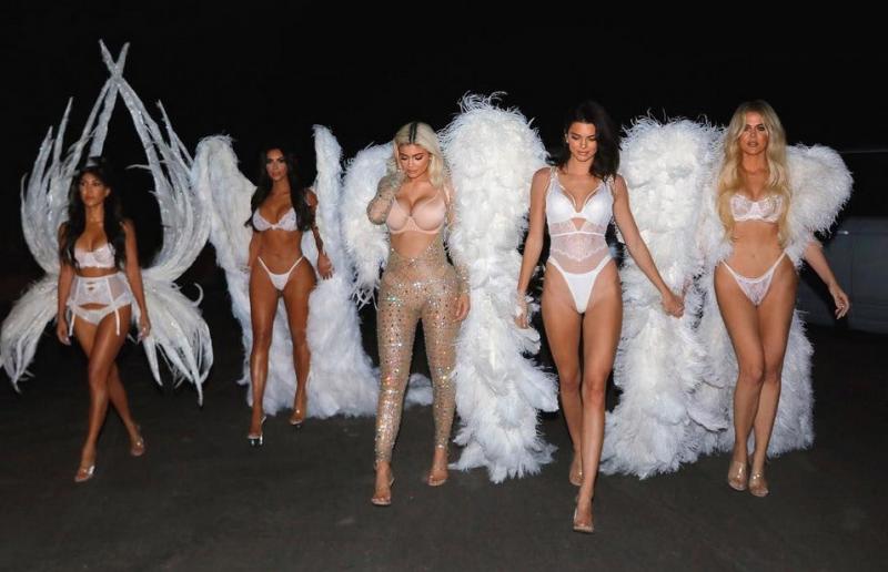 Фото: Кім Кардашян із сестрами в образі Ангелів Victoria's Secret на Хелловін